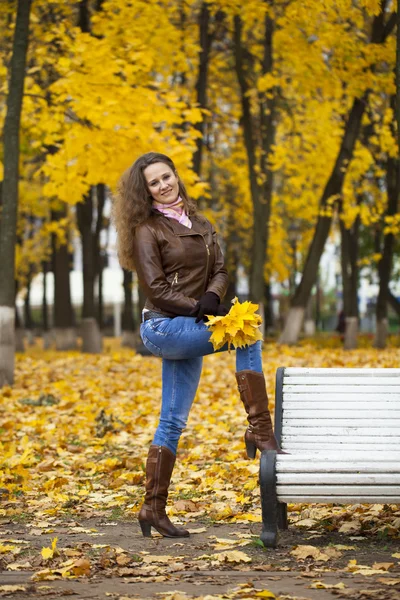 Herfst mode beeld van jonge vrouw wandelen in het park — Stockfoto