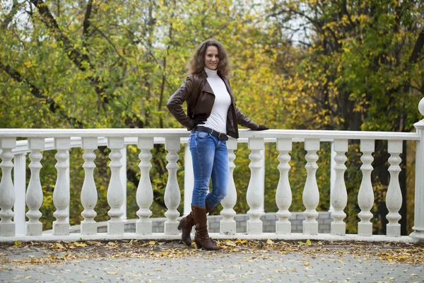 Höstens modebild av ung kvinna promenader i parken — Stockfoto