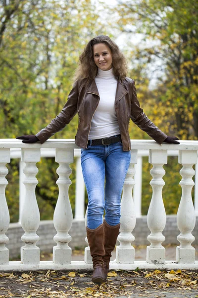 Őszi divat kép a fiatal nőt, sétál a parkban — Stock Fotó