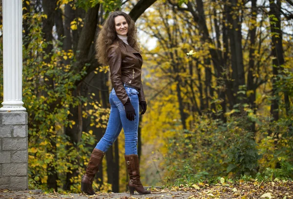 Imagem de moda de outono de mulher jovem andando no parque — Fotografia de Stock