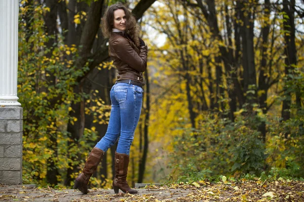 Autunno immagine di moda di giovane donna che cammina nel parco — Foto Stock