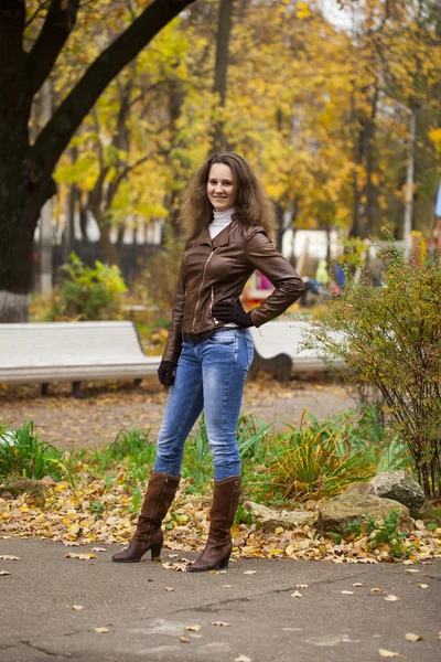 Осінній модний образ молодої жінки, що йде в парку — стокове фото