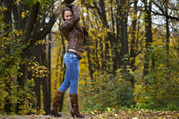 Herfst mode beeld van jonge vrouw wandelen in het park — Stockfoto