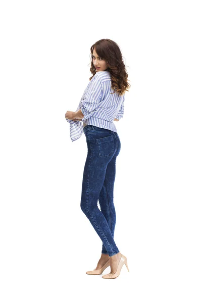 Jonge mooie brunette vrouw in blue jeans — Stockfoto