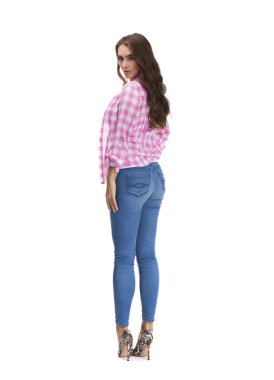 Genç güzel esmer kadın mavi Jeans 