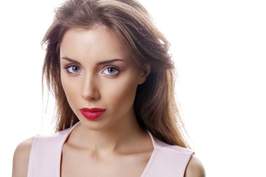 Güzel bir kadının yüzü, beyaz üzerine yakın plan portre stüdyosu.