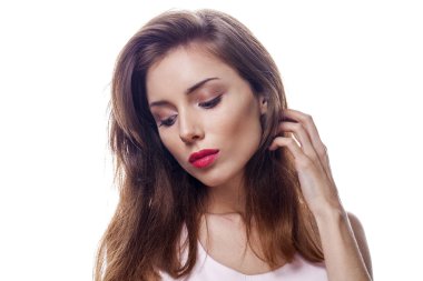 Güzel bir kadının yüzü, beyaz üzerine yakın plan portre stüdyosu.