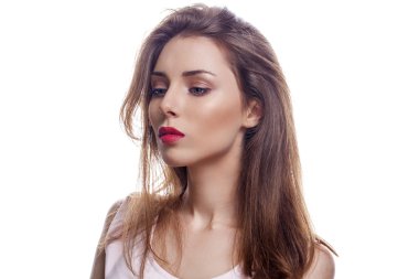 Güzel bir kadının yüzü, beyaz üzerine yakın plan portre stüdyosu.