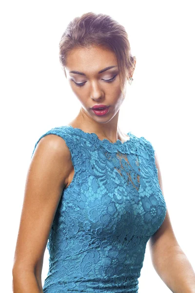 Красива брюнетка в бірюзовій сукні — стокове фото