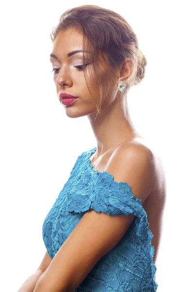 Vacker brunett kvinna i turkos klänning — Stockfoto