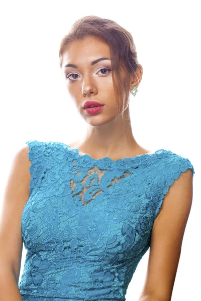 Mooie brunette vrouw in turquoise jurk — Stockfoto