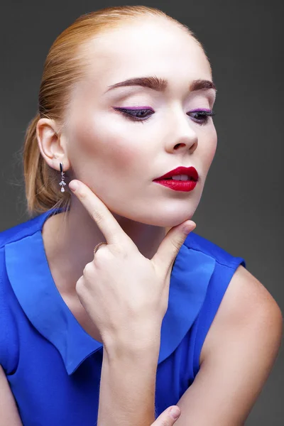 Faz as pazes. Mulher loira bonita — Fotografia de Stock