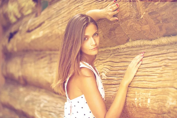 Portret van mooie jonge gelukkig vrouw — Stockfoto