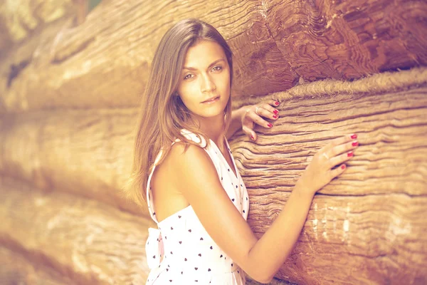 Retrato de bela jovem mulher feliz — Fotografia de Stock