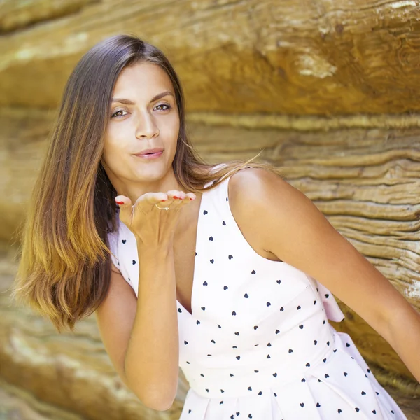 Blow kyss, unga kaukasiska kvinnliga haired modell — Stockfoto