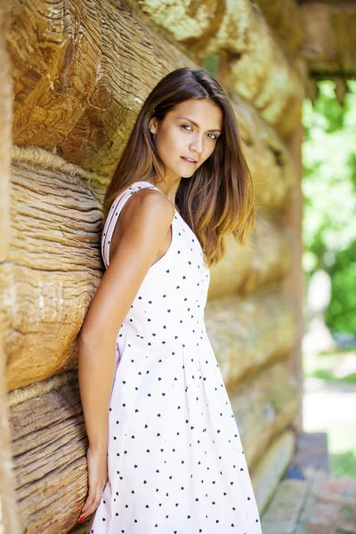 Retrato de bela jovem mulher feliz — Fotografia de Stock