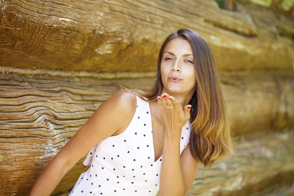 Blow kyss, unga kaukasiska kvinnliga haired modell — Stockfoto