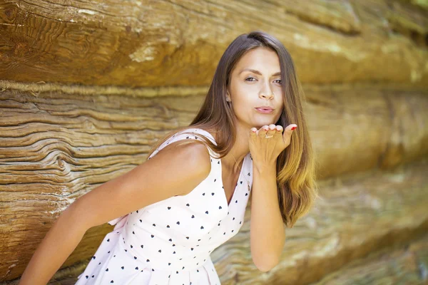 Portret van mooie jonge gelukkig vrouw — Stockfoto