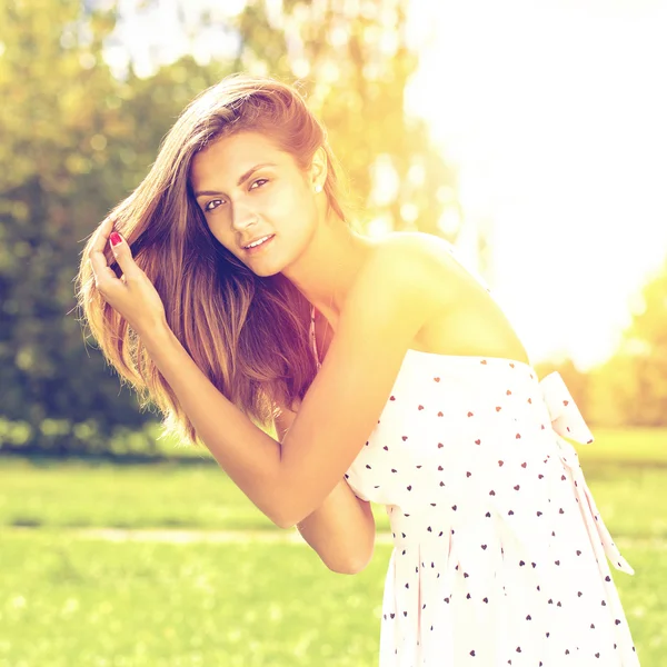 Retrato de hermosa joven feliz mujer — Foto de Stock