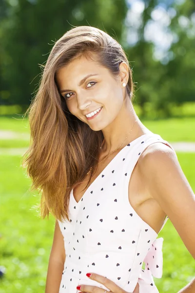 Retrato de bela jovem mulher feliz — Fotografia de Stock