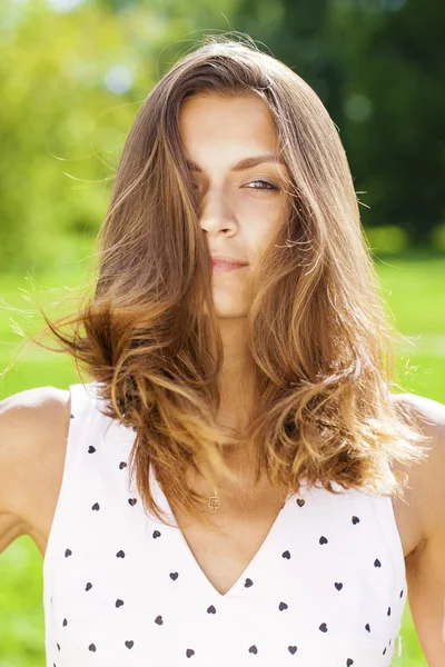 Retrato de bela jovem mulher feliz — Fotografia de Stock