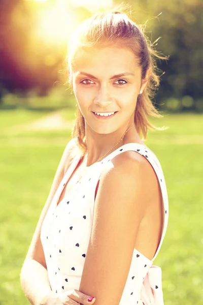 Retrato de hermosa joven feliz mujer — Foto de Stock