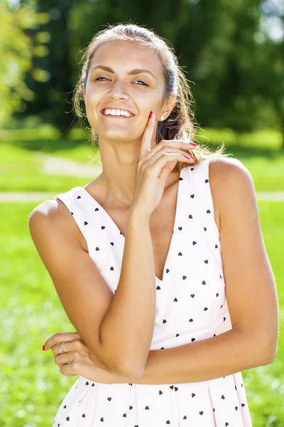 Porträtt av vacker ung glad kvinna — Stockfoto