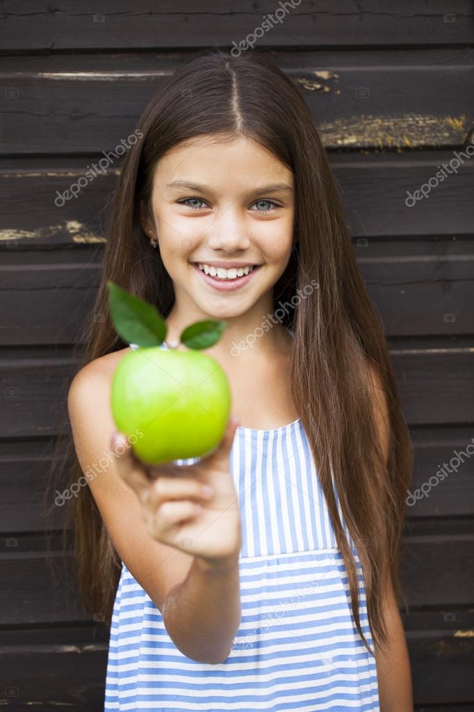 Little brunette. Девочка с зеленым яблоком. Красивая девушка зеленое яблоко. Маленьких девчонки с яблоками. Девушка с красивой улыбкой с яблоком.