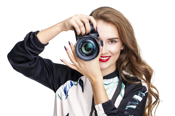 Joven mujer alegre tomando una foto sobre fondo blanco — Foto de Stock