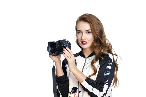 Jovem mulher alegre tirar uma foto sobre fundo branco — Fotografia de Stock
