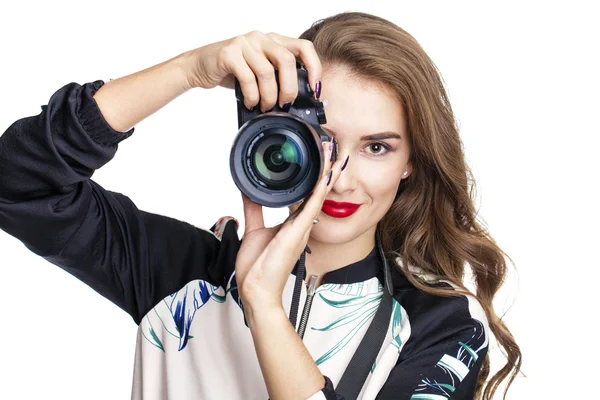 Joven mujer alegre tomando una foto sobre fondo blanco — Foto de Stock
