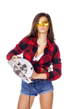 genç kadın inşaat araçlarını gösterir