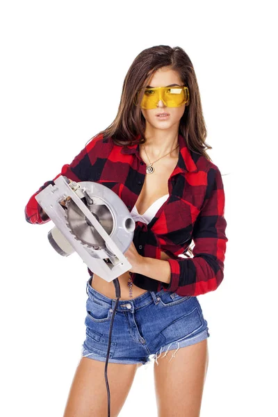 Jonge vrouw toont hulpmiddelen van de bouw — Stockfoto