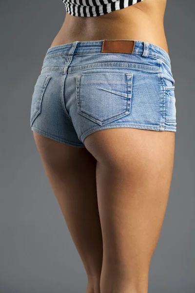 Parte del cuerpo sexy pantalones cortos azules — Foto de Stock
