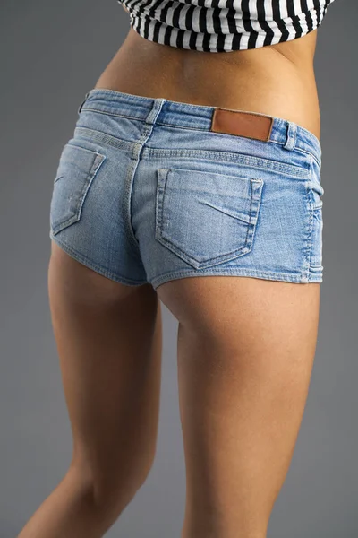 Parte del cuerpo sexy pantalones cortos azules — Foto de Stock
