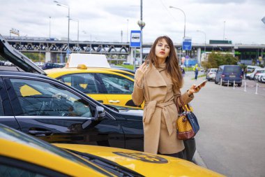 Telefon ederken genç esmer kadın