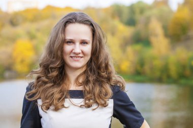 Sonbahar parkında güzel bir kadın.