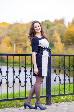 Genç ve güzel bir kadının portresi 