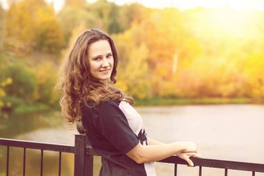 Sonbahar parkında güzel bir kadın.