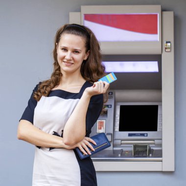 Genç kadın bir kredi kartı Atm için ekleme