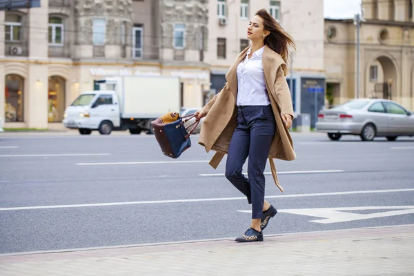 Portret van een jonge mooie vrouw in beige jas — Stockfoto