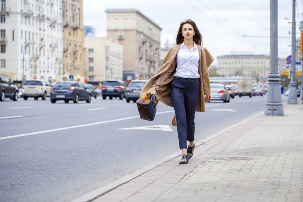 ベージュのコートを着た若い美しい女性の肖像画 — ストック写真