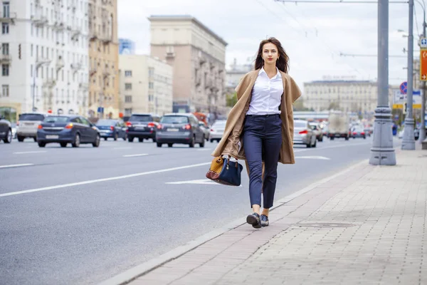 Porträt einer jungen schönen Frau im beigen Mantel — Stockfoto