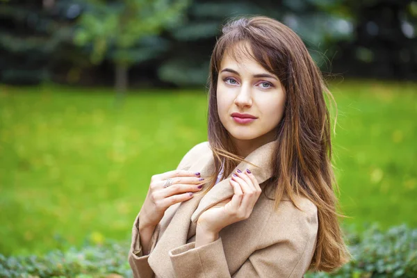 Retrato de una joven hermosa mujer en abrigo beige —  Fotos de Stock