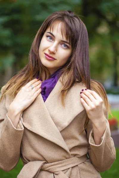 Portret van een jonge mooie vrouw in beige jas — Stockfoto