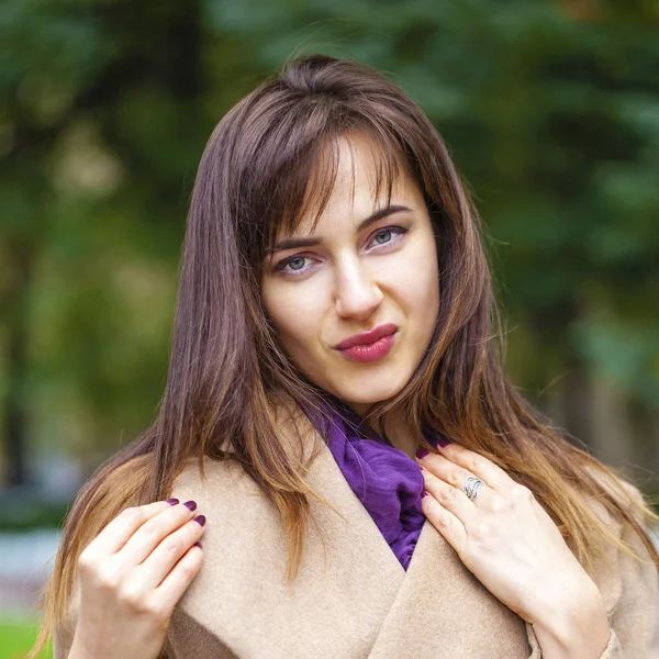 Portret van een jonge mooie vrouw in beige jas — Stockfoto