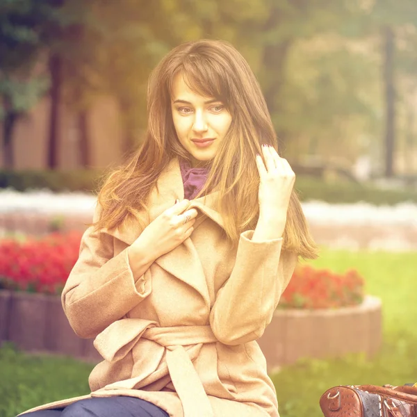 Portret van een jonge mooie vrouw in beige jas — Stockfoto