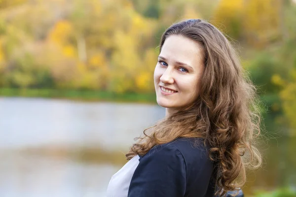 Jonge mooie vrouw in de herfst park — Stockfoto