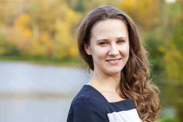 Jeune belle femme dans le parc d'automne — Photo