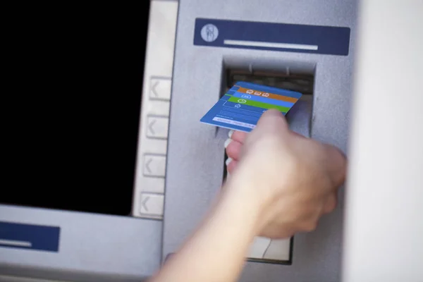 Perempuan lengan Ambil uang tunai dari ATM — Stok Foto